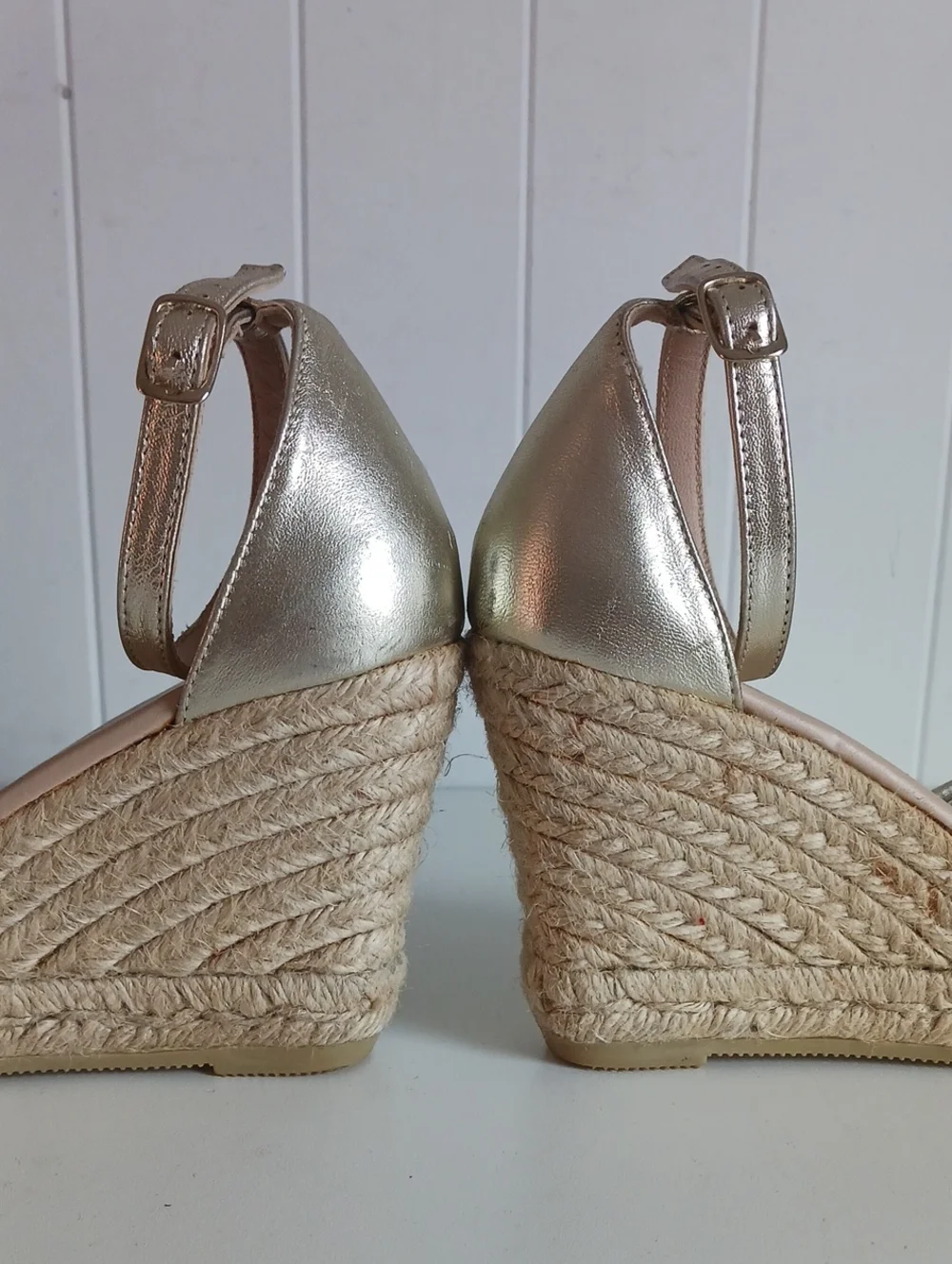 L.K.BENNETT GOLD STRAW WEDGES SANDALS.